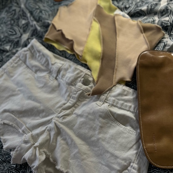 White denim shorts 🌴 - Picture 2 of 5